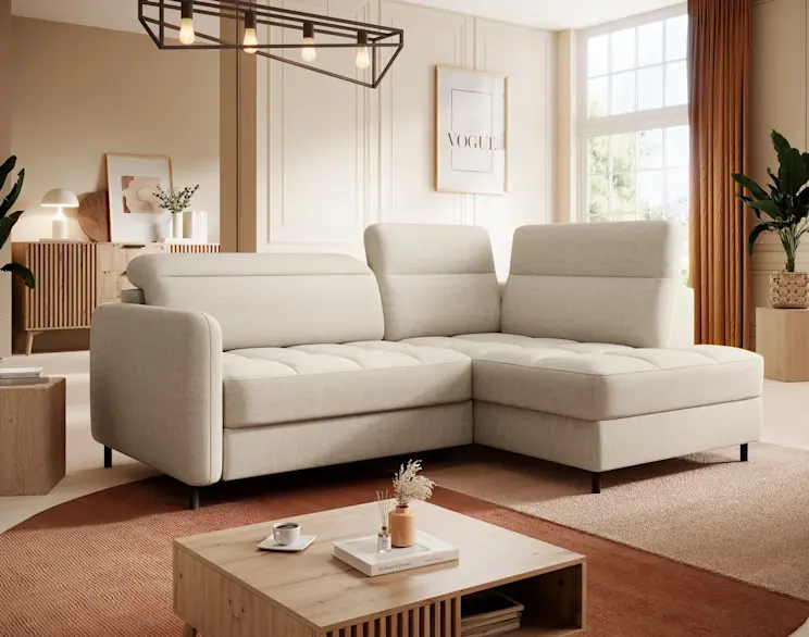 Beżowy narożnik Barea w jasnym salonie z ciepłymi dodatkami, drewnianym stolikiem i dużymi oknami wprowadzającymi naturalne światło do wnętrza.