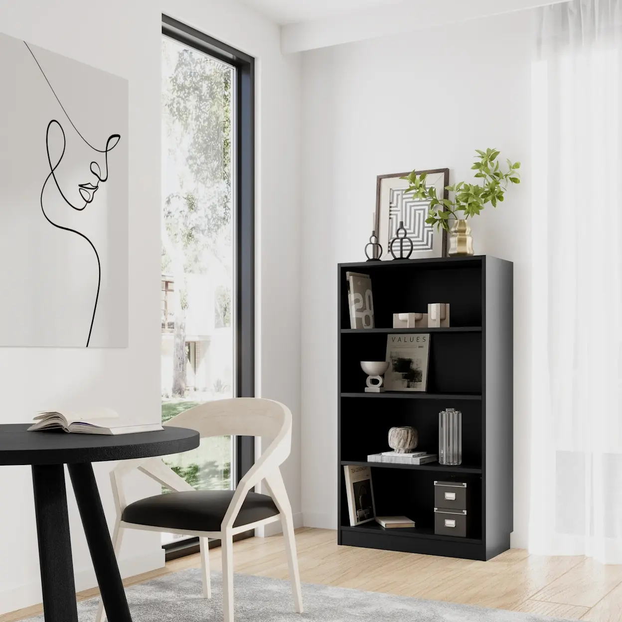 Czarny regał Pocett z otwartymi półkami w jasnym, nowoczesnym wnętrzu przy dużym oknie. Na półkach dekoracje i książki, a obok stoi stół z krzesłem, tworząc spokojną przestrzeń do pracy i odpoczynku.