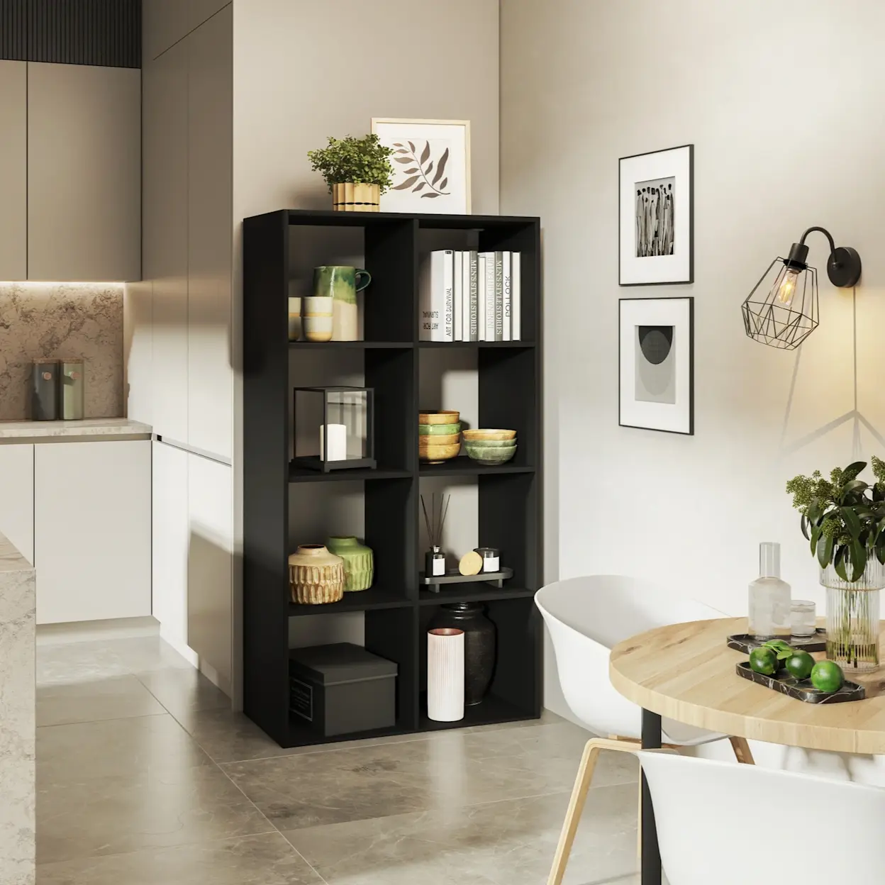 Czarny regał Postto z otwartymi półkami w nowoczesnej aranżacji jadalni przy kuchni. Na półkach książki, ceramika i dekoracje, a na ścianie obok świeci kinkiet Bendinni z drucianym kloszem.