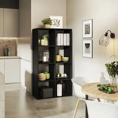 Czarny regał Postto z otwartymi półkami w nowoczesnej aranżacji jadalni przy kuchni. Na półkach książki, ceramika i dekoracje, a na ścianie obok świeci kinkiet Bendinni z drucianym kloszem.