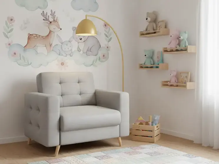 Jasnoszary fotel Asgard Monolith 84 ustawiony w pokoju dziecięcym z pastelową tęczą na ścianie, lampą podłogową i półkami z zabawkami.