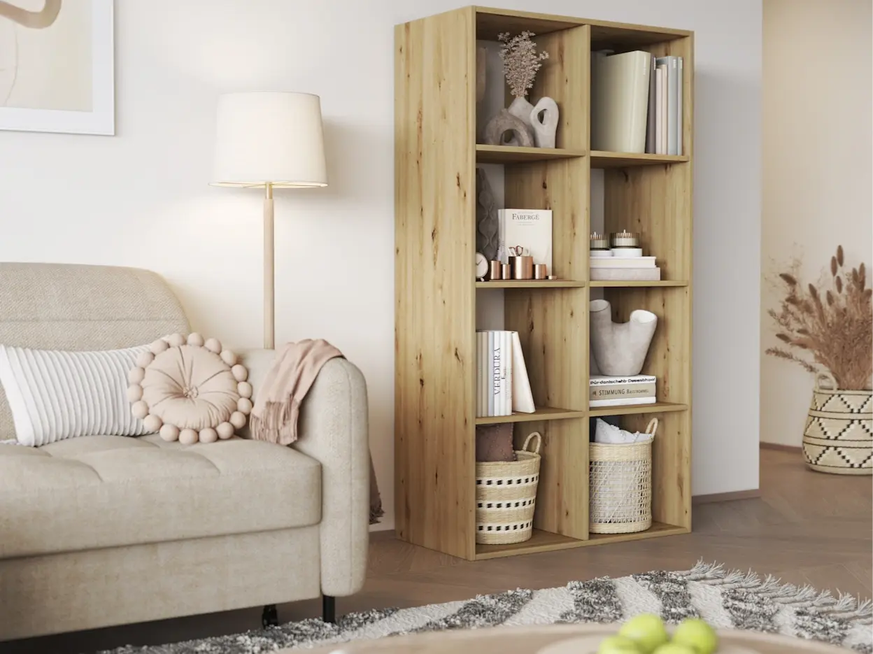 Jasny salon z narożnikiem Gomsi Manhattan 18 i regałem Postto o naturalnym, drewnianym wyglądzie. Minimalistyczne dodatki, pled, dekoracyjne poduszki i uporządkowane półki z książkami.