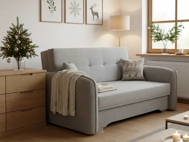 Sofa Laine Poco 03 w jasnym, zimowym salonie udekorowanym świątecznymi akcentami, tworząca spokojny i przytulny klimat.