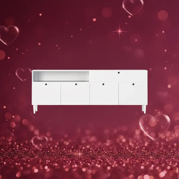 Biała komoda Dullum na nóżkach w nowoczesnym stylu. Pojemne szafki i otwarta półka ułatwiają przechowywanie. Idealna komoda do salonu lub sypialni, która pasuje do jasnych i eleganckich wnętrz.