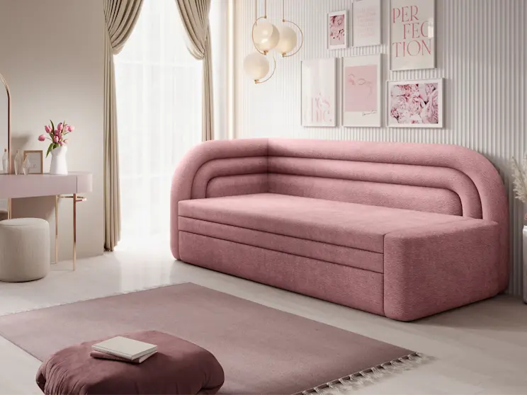 Nowoczesna różowa kanapa Fabillo w przytulnej aranżacji z pastelowymi dodatkami i lekkimi zasłonami, tworząca ciepłą atmosferę.