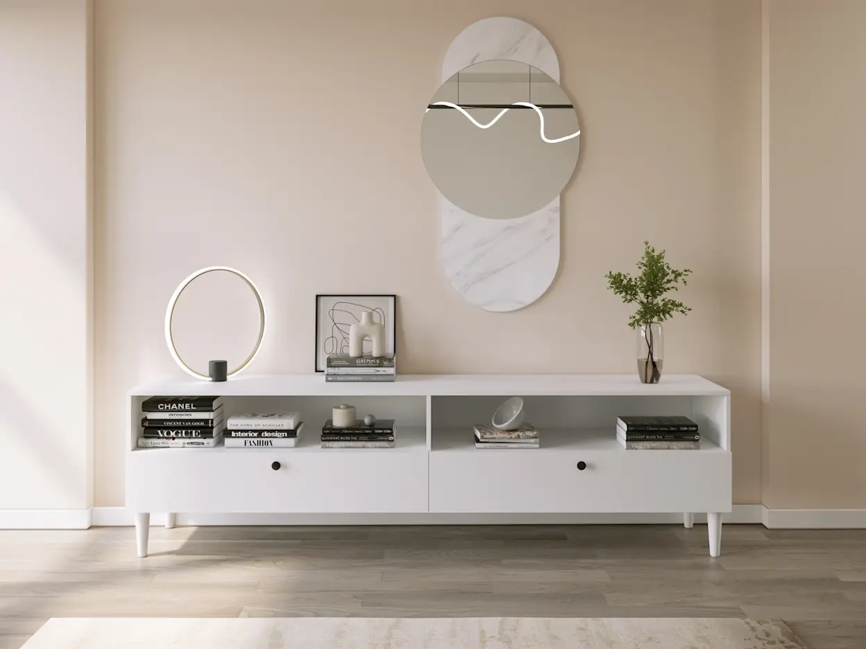 Minimalistyczny salon z białą szafką RTV Dullum. Funkcjonalne przechowywanie, jasna kolorystyka i harmonijna aranżacja wnętrza.