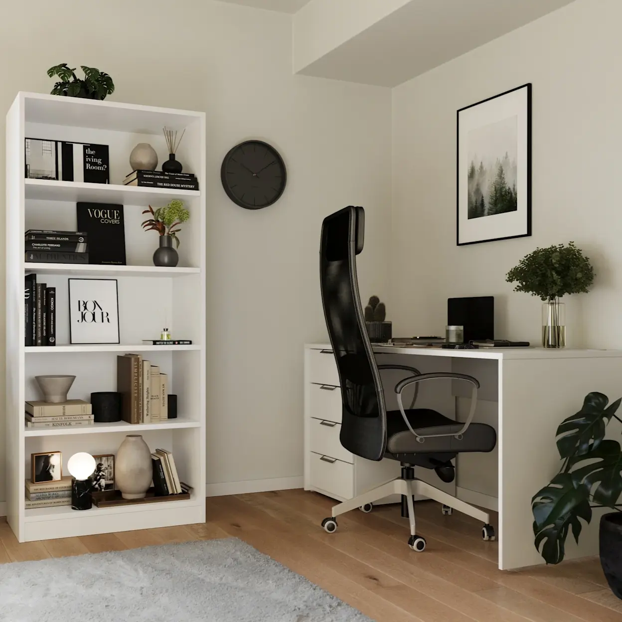 Domowe biuro urządzone w jasnych barwach z białym biurkiem BArold i regałem Seilf na książki oraz dekoracje. W kadrze widać ergonomiczny fotel, rośliny i dodatki, które tworzą spokojną, nowoczesną przestrzeń do pracy.