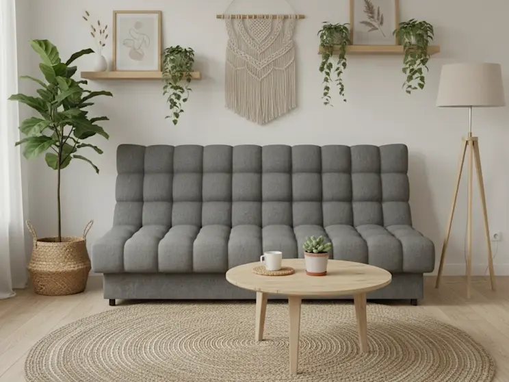 Wersalka Clareta Poco 07 w naturalnym salonie boho z roślinami, plecionymi dodatkami i jasnym światłem, tworząca ciepły i przytulny klimat wnętrza.