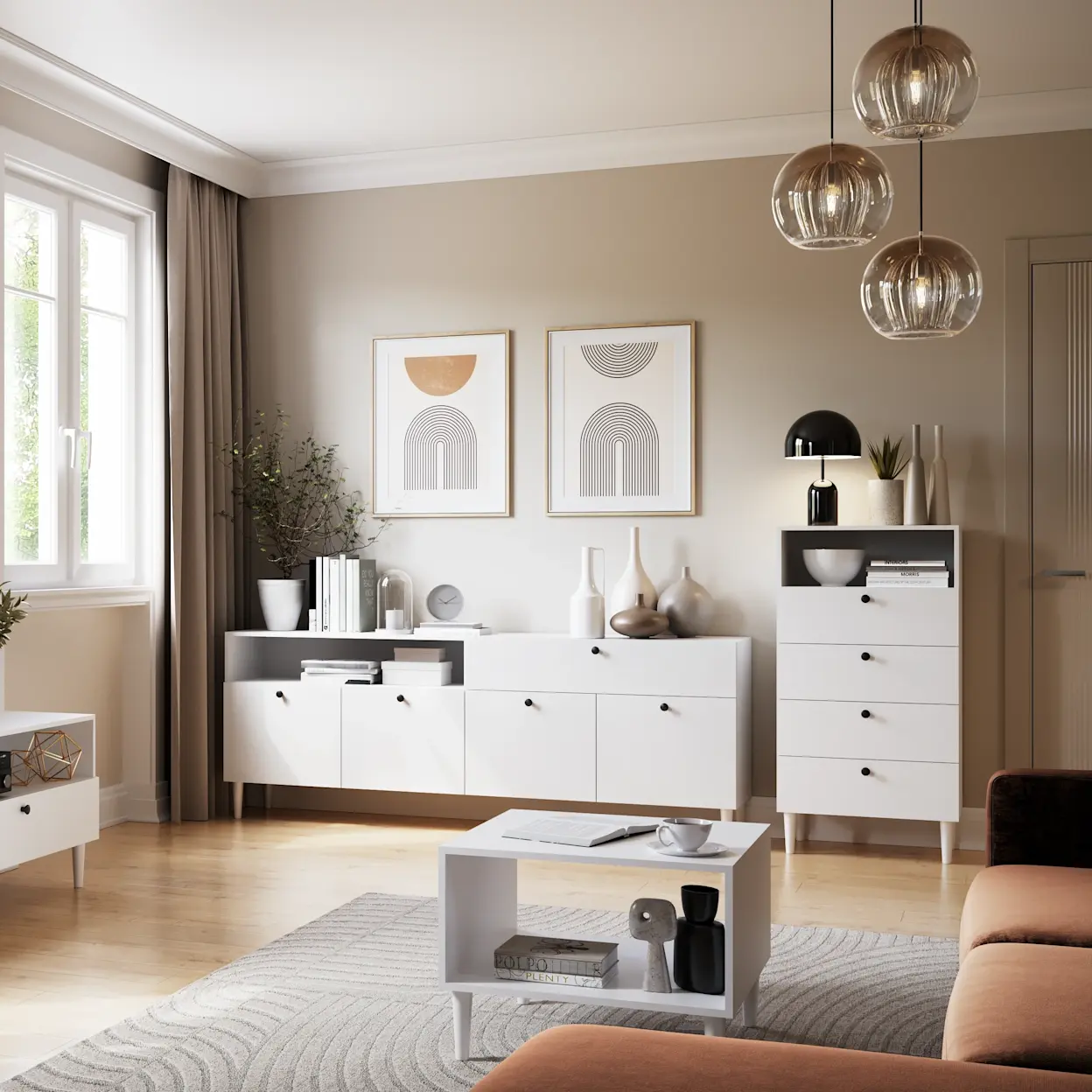 Salon z kompletem mebli Dullum: komodą, szafką RTV, regałem i stolikiem kawowym, w jasnej aranżacji z dekoracjami i naturalnym światłem.