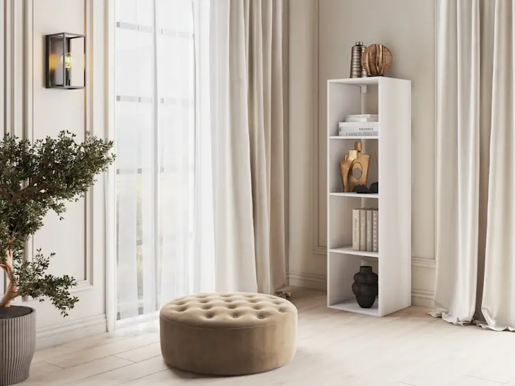 Jasne wnętrze z białym regałem Figgi, okrągłą pikowaną pufą Monty i kinkietem Furtim przy oknie z lekką firaną.