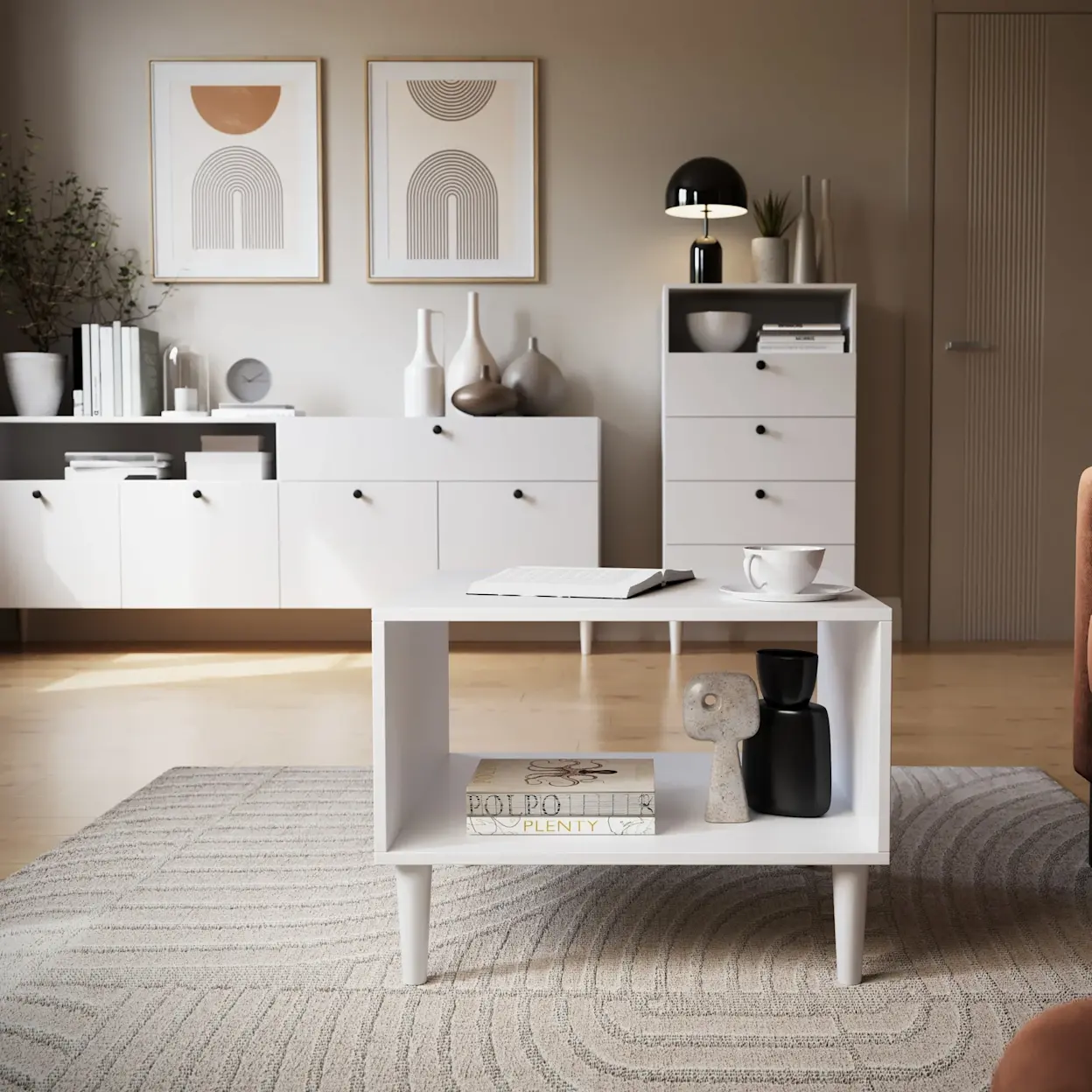 Stolik kawowy Dullum z otwartą półką, w aranżacji salonu z regałem i komodą Dullum, utrzymanej w jasnych, minimalistycznych barwach.