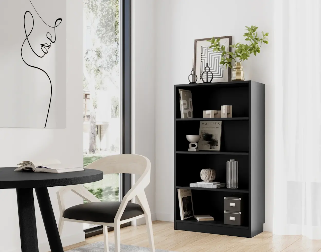 Czarny regał Pocett z otwartymi półkami w jasnym wnętrzu przy dużym oknie. Na półkach książki i dekoracje, na górze wazon z zieloną gałązką i grafika, obok okrągły stół i krzesło.