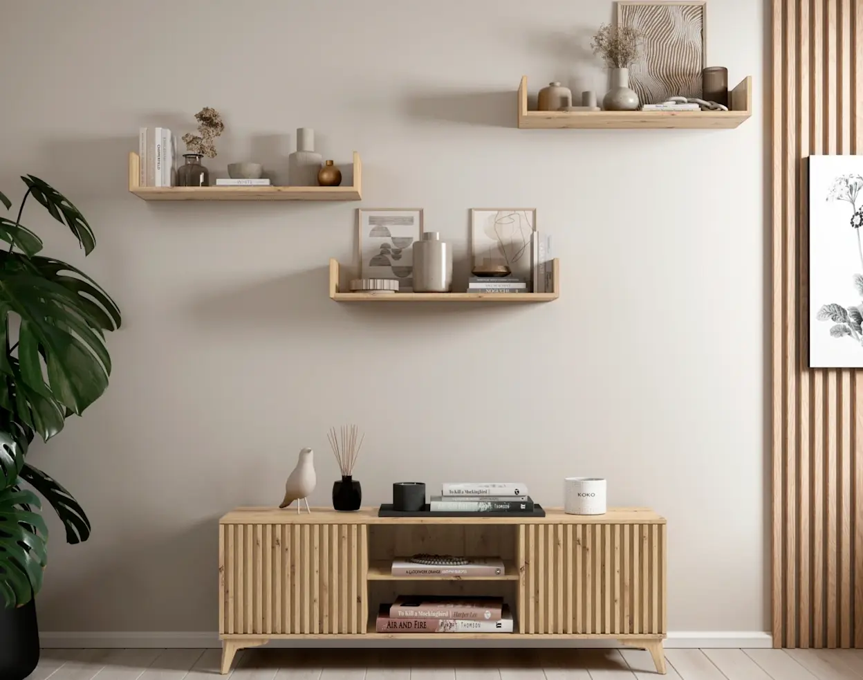 Elegancka aranżacja z półkami Vissta i szafką RTV Entsian, w jasnych barwach i z delikatnymi dekoracjami, idealna do spokojnego wnętrza.
