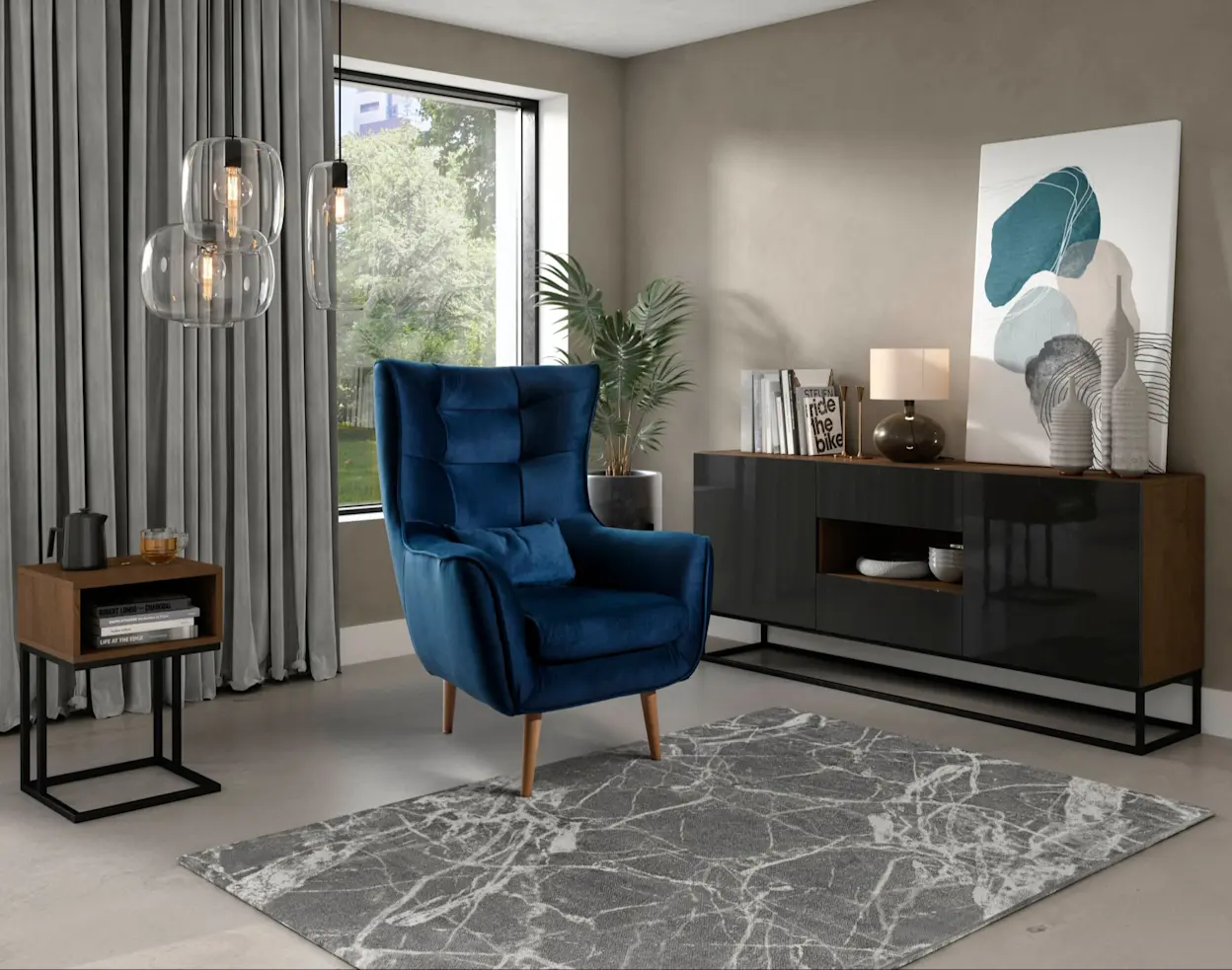 Granatowy fotel Arti typu uszak w nowoczesnym salonie przy dużym oknie i szarych zasłonach. W tle czarno-drewniana komoda z dekoracjami, a na podłodze szary dywan we wzór marmuru oraz wiszące lampy ze szkła.