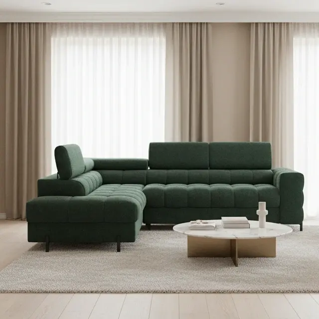 Narożnik Ferucce w tkaninie Amore 35 w eleganckim, przestronnym salonie z beżowymi fotelami, dużymi oknami i jasnymi zasłonami.