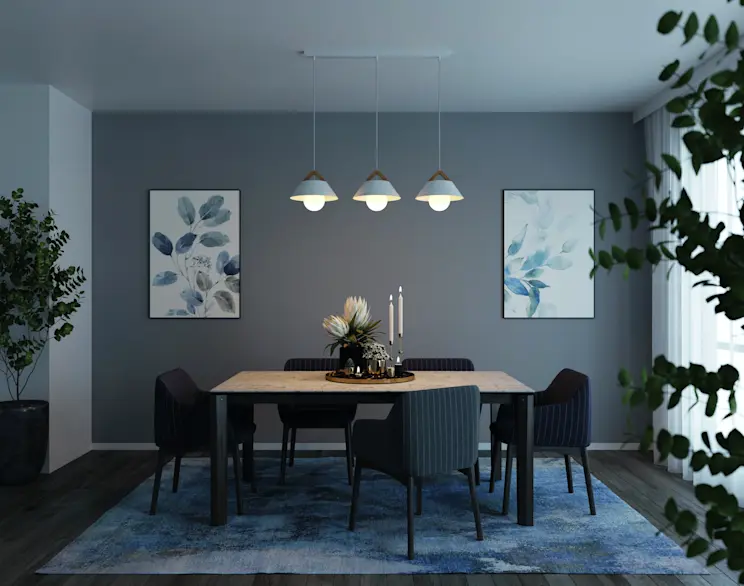 Lampa Almitara zawieszona nad stołem w eleganckiej jadalni, z granatowymi krzesłami, dużym dywanem i obrazami w chłodnych tonach.
