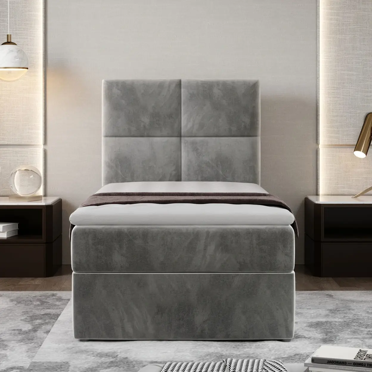 Tapicerowane łóżko pojedyncze Rivia Paros 05 w kolorze szarym, z wysokim, prostokątnym zagłówkiem dzielonym na cztery panele. Kadr pokazuje łóżko w nowoczesnej sypialni z ciemnymi szafkami nocnymi, oświetleniem po bokach i jasnym dywanem,