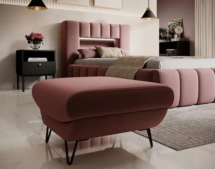 Nowoczesna sypialnia z łóżkiem Lamica 90x200 w tkaninie Nube 24 i pufą Silva w odcieniu Velvetmat 24, na tle eleganckiego wnętrza.