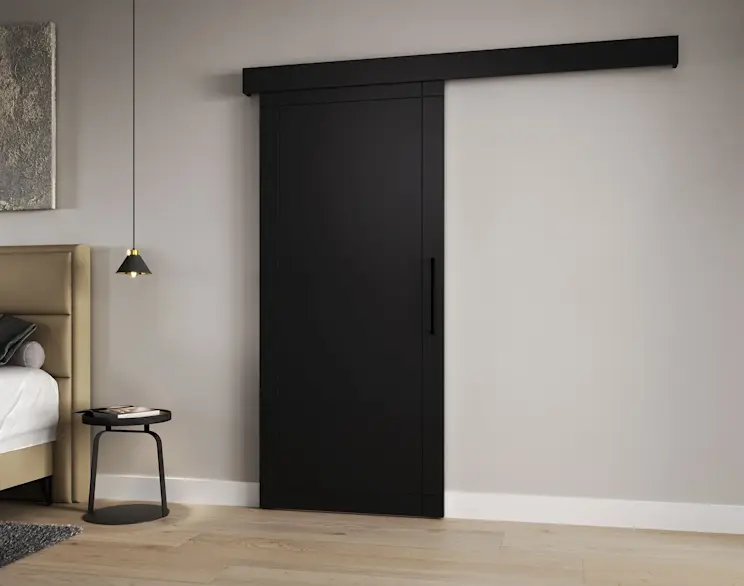 Czarne drzwi przesuwne Charlise obok wiszącej lampy Detmer i łóżka Safiro Nube 20, tworzące elegancką, nowoczesną aranżację sypialni.