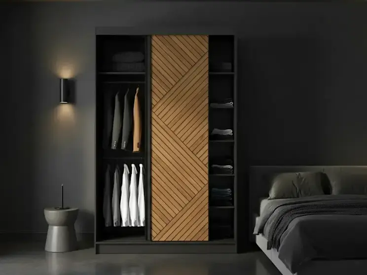Czarna szafa Marrphy II z przesuwnym frontem z drewnianych lameli w geometrycznym układzie, z funkcjonalnym wnętrzem z półkami i drążkiem na ubrania w nowoczesnym wnętrzu sypialni.