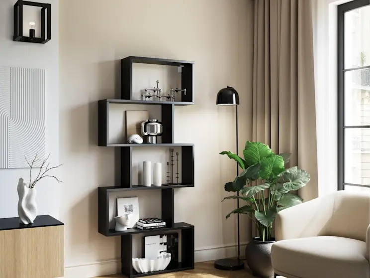 Czarny regał Shellf o modułowej formie z dekoracjami i książkami, w salonie z kinkietem Giorii oraz rośliną przy oknie.