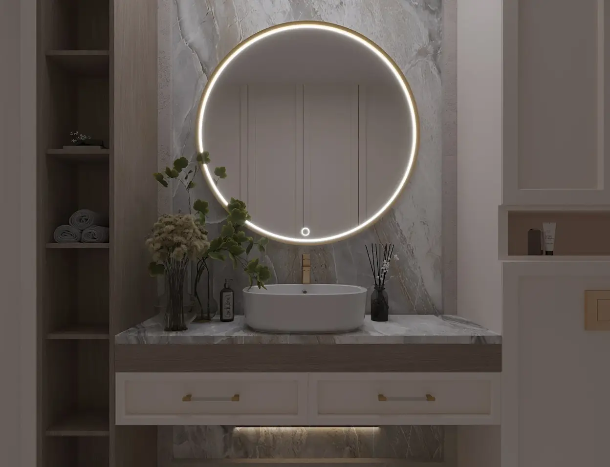 Lustro Gerbinie L o okrągłym kształcie i średnicy 80 cm, z podświetleniem LED i złotą ramą, zawieszone nad marmurowym blatem z umywalką w eleganckiej, nowoczesnej łazience.