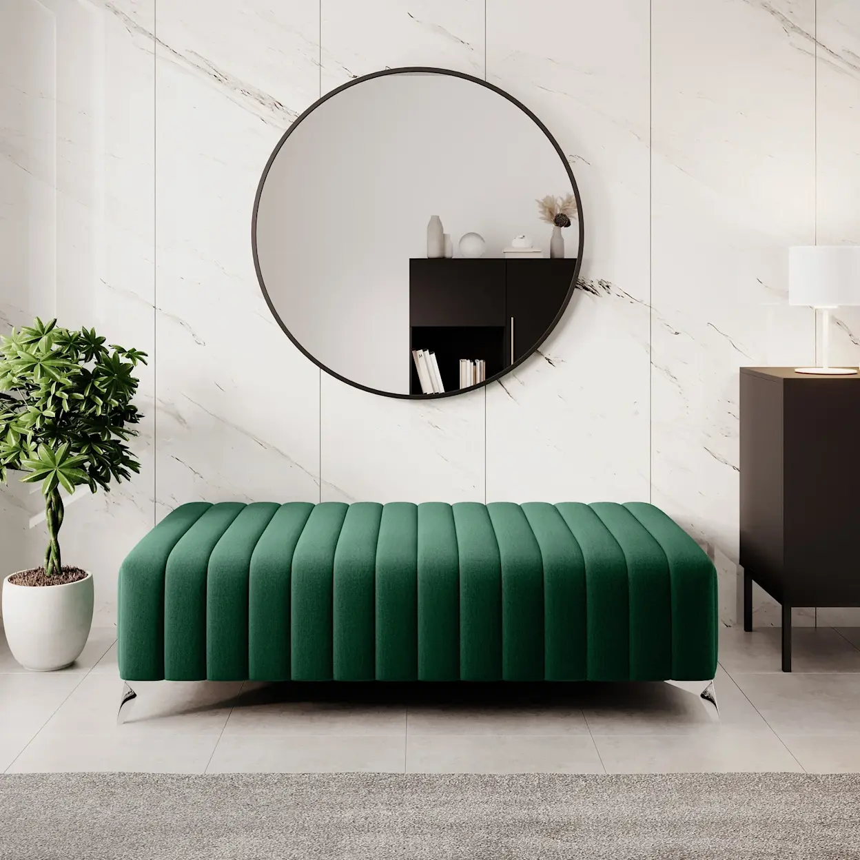 Zielona pufa do siedzenia Laurence z pionowymi przeszyciami w nowoczesnym salonie. Nad pufą wisi okrągłe lustro Divissi, obok stoi komoda Lanzzi z lampką Vespillo, a jasna ściana w marmurowy wzór i roślina ocieplają aranżację.
