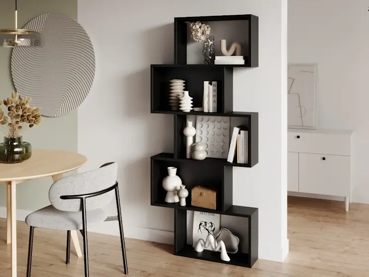 Otwarty regał Sottis w czerni jako dekoracyjny akcent do salonu lub jadalni. Ustawiony przy ścianie, eksponuje ozdoby i albumy, pomagając utrzymać porządek i tworząc stylową przestrzeń w domu.