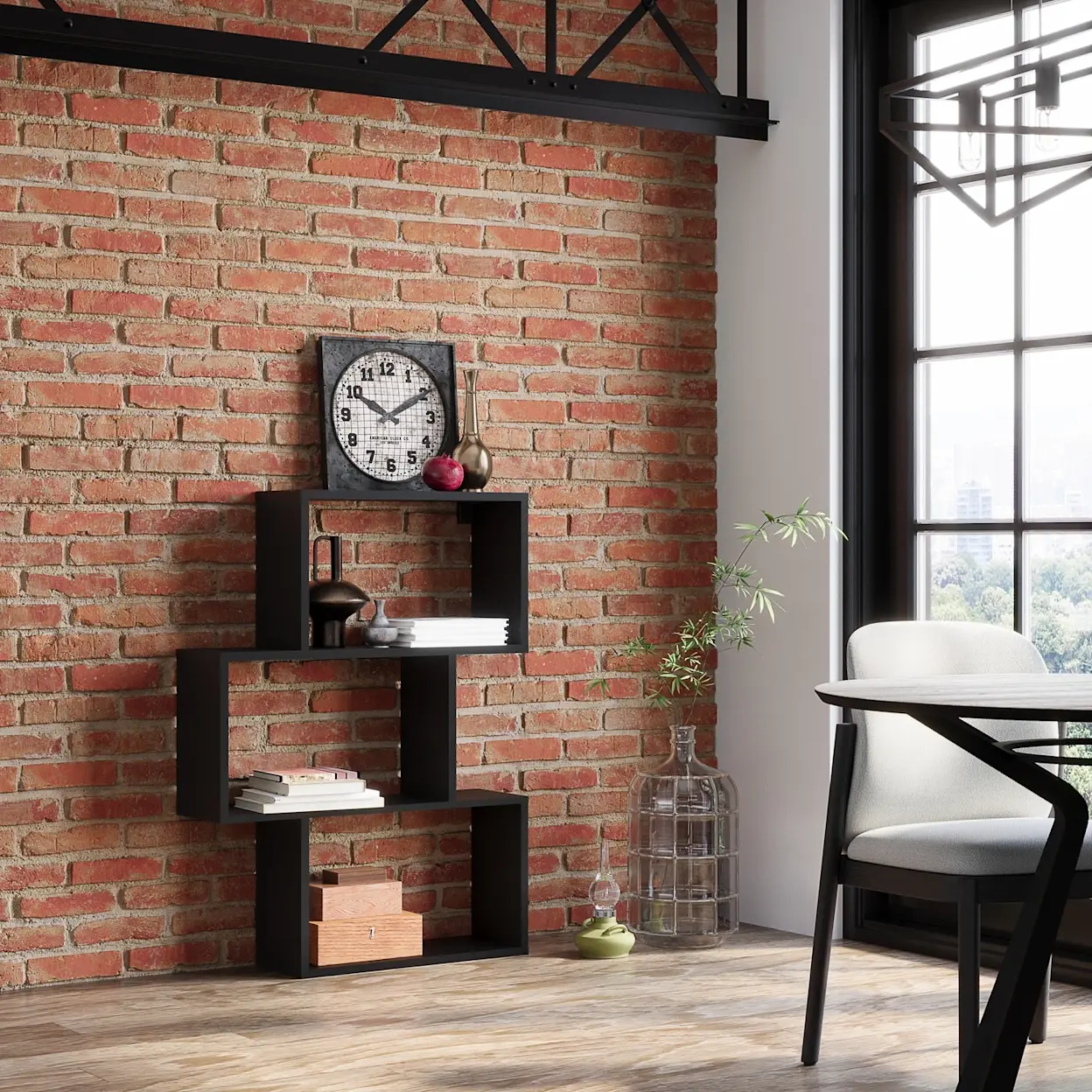 Czarny regał Evertti o geometrycznej formie ustawiony przy ceglanej ścianie w industrialnym wnętrzu. Na półkach książki i dekoracje, a całość dopełnia duże okno z czarną ramą i loftowy klimat.