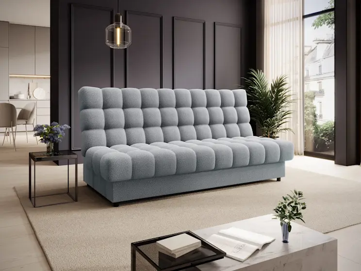 Szara wersalka Clareta Xillar 04 w nowoczesnym wnętrzu, z szerokim siedziskiem i wysokim, pikowanym oparciem. To praktyczny mebel do salonu, który zapewnia wygodę na co dzień i pasuje do minimalistycznych aranżacji.