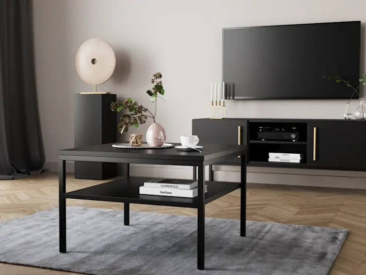 Nowoczesna aranżacja salonu z czarnym stolikiem Lanzzi i szafką RTV Lanzzi, tworząca spójny, minimalistyczny wystrój w stonowanej kolorystyce.