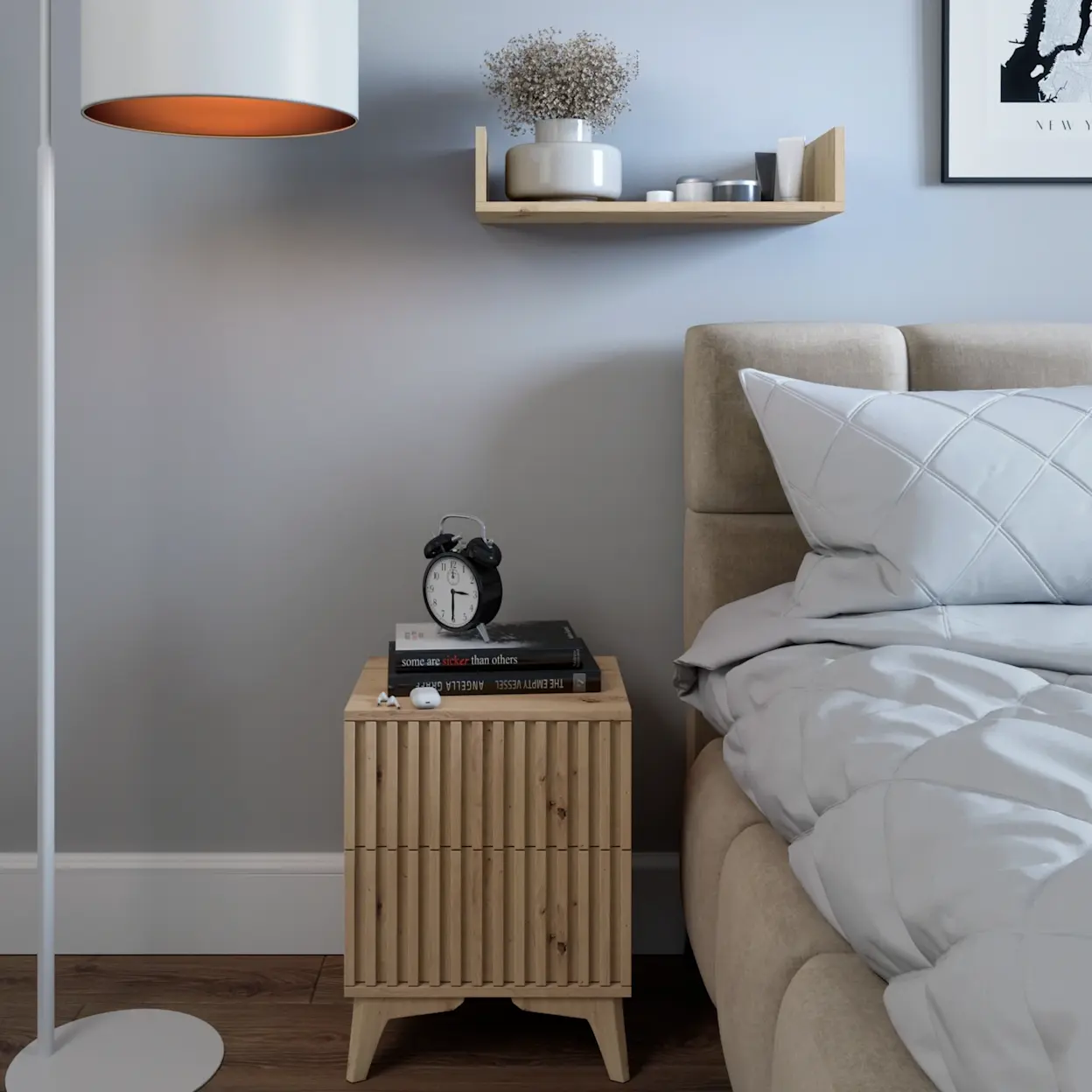 Przytulna sypialnia z półką Vissta, lampą Vespillo, szafką Entsian i łóżkiem Mist Nube 20, utrzymana w spokojnych odcieniach błękitu i beżu.