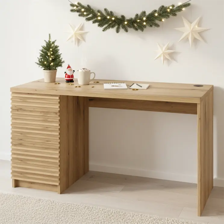 Drewniane biurko Bisett w jasnym wnętrzu z delikatnymi świątecznymi dekoracjami. Naturalna aranżacja sprzyjająca pracy i domowej atmosferze.