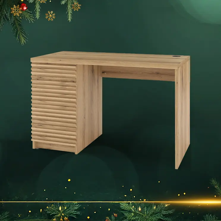 Biurko Bisett w drewnianym dekorze przedstawione na świątecznej grafice ELTAP z zielonym tłem, gałązkami choinki i złotymi akcentami.