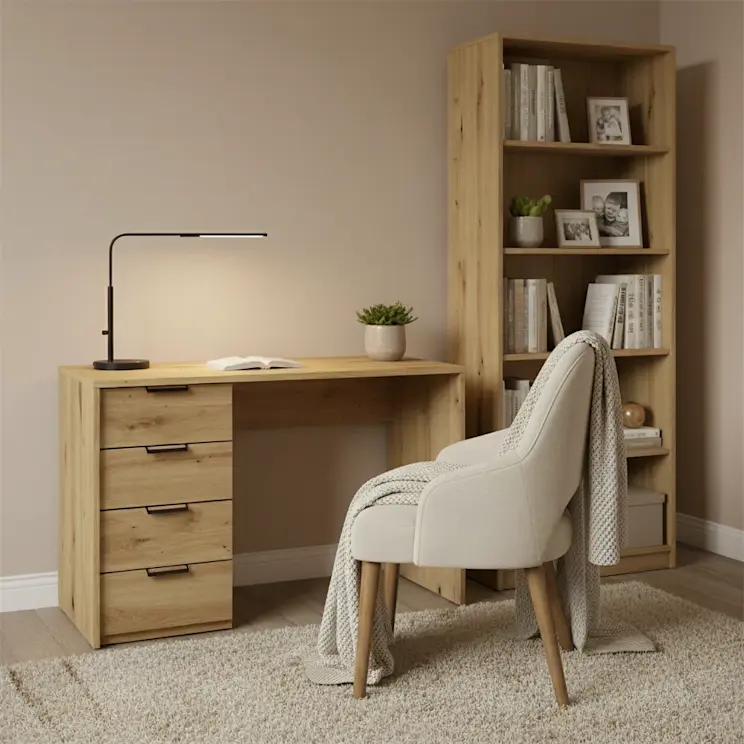 Drewniane biurko Barold w jasnym wnętrzu domowego biura. Naturalne drewno, prosta forma i przytulna aranżacja sprzyjają pracy.