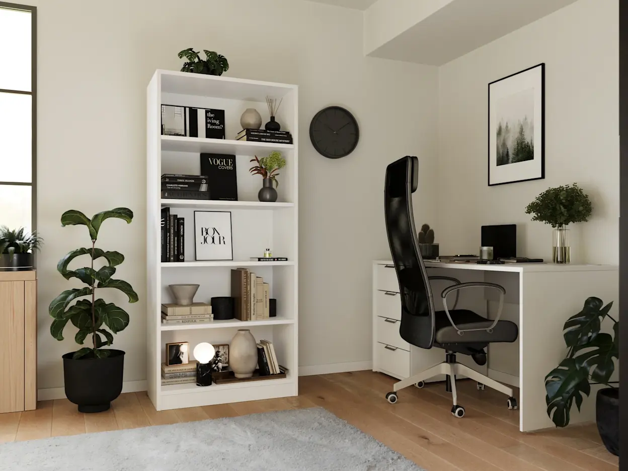 Jasne domowe biuro z białym regałem Seilf na książki i dekoracje oraz biurkiem BArold z szufladami. W aranżacji widać czarny fotel obrotowy, rośliny doniczkowe i dodatki w nowoczesnym stylu.