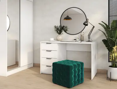 Białe biurko Barold z zieloną pufą Sofia, czarną lampą Desolo, lustrem i szafą przesuwną Biancco w jasnym, eleganckim wnętrzu.
