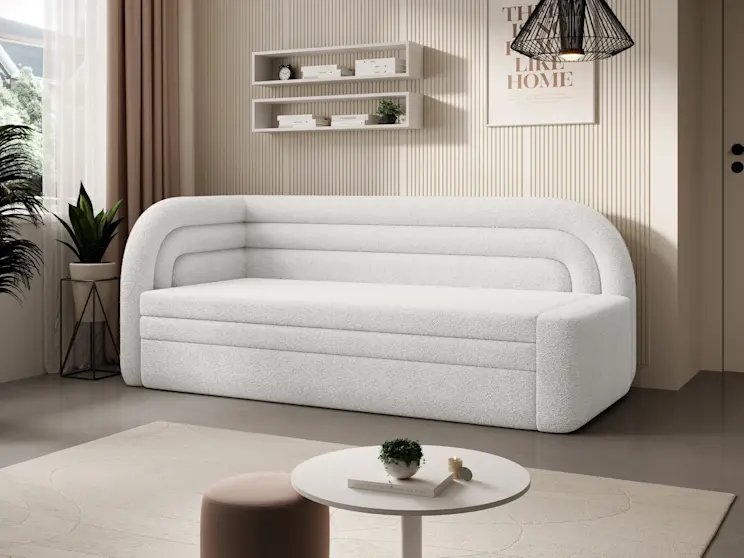 Nowoczesny salon z kanapą Fabillo w białej tkaninie boucle oraz pufą Linsy, tworzący miękkie, przytulne wnętrze w spokojnym, neutralnym stylu.