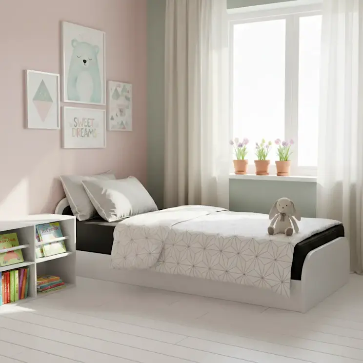 Czarne łóżko Parys I w tkaninie Alova 04 ustawione w jasnym pokoju dziecięcym z pastelową ścianą. Na łóżku znajduje się jasna pościel i pluszowa maskotka, a obok stoi niski regał z książkami dla dzieci.