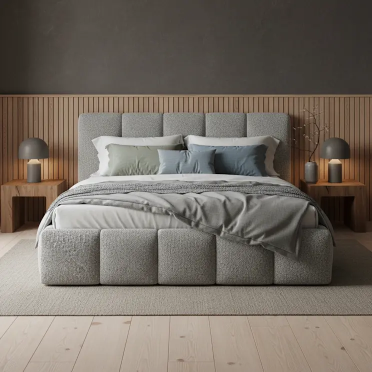 Szare łóżko Edvige w tkaninie Jaffray 04 to nowoczesne łóżko tapicerowane z miękkim zagłówkiem i minimalistycznym designem, które doskonale wpisuje się w spokojną, elegancką aranżację sypialni.