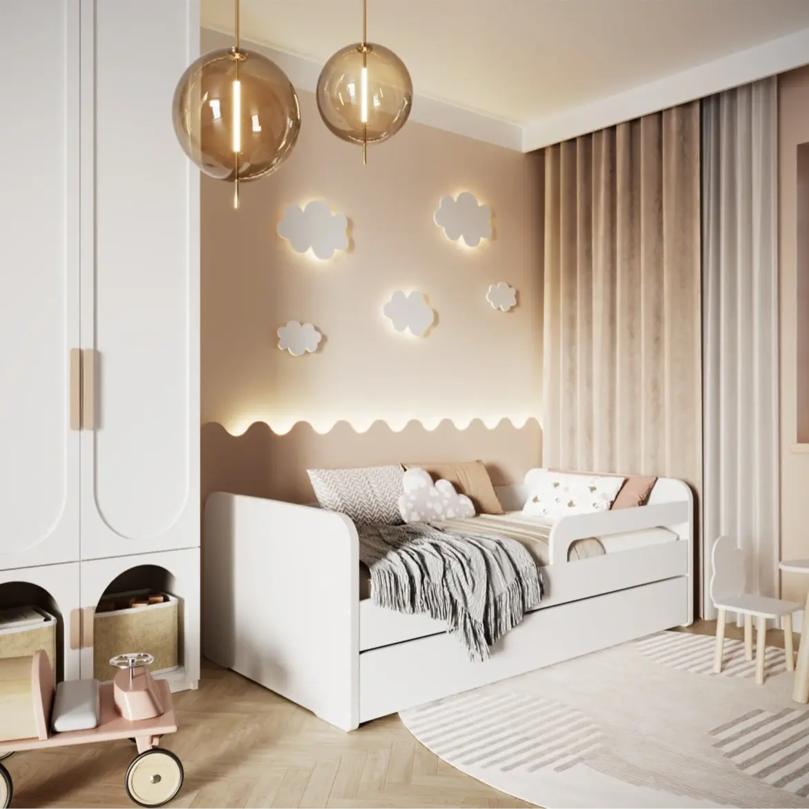 Białe łóżko dziecięce Duuli z barierkami i materacem w jasnym pokoju dziecka. Na ścianie dekoracyjne podświetlane chmurki, obok zasłony w beżowym kolorze i miękki dywan w neutralnych barwach.