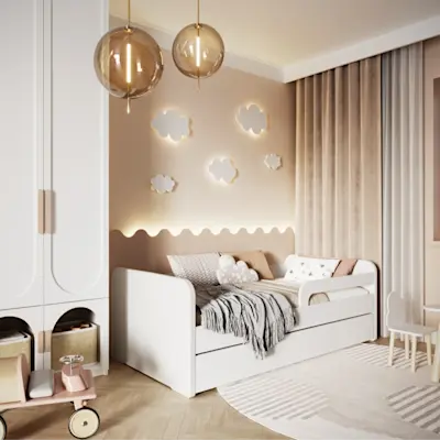 Białe łóżko dziecięce Duuli z barierkami i materacem w jasnym pokoju dziecka. Na ścianie dekoracyjne podświetlane chmurki, obok zasłony w beżowym kolorze i miękki dywan w neutralnych barwach.