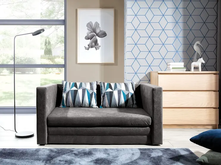 Dwuosobowa kanapa rozkładana Neva Alova 10 Lima 75 w nowoczesnej aranżacji, idealna do małych wnętrz i codziennego wypoczynku.