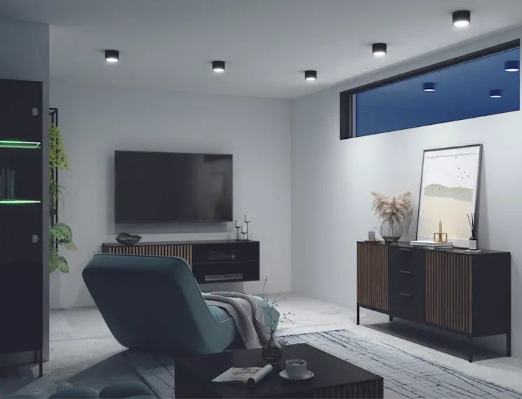 Minimalistyczny salon z granatowym szezlongiem Loren Savoi 38, komodą Meorati z drewnianymi lamelami, designerską lampą Vallum, stolikiem kawowym i miękkim dywanem