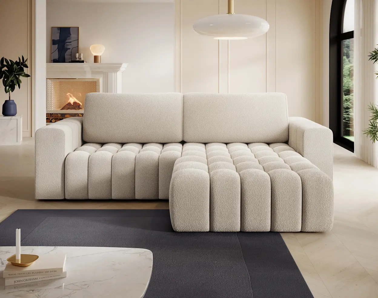 Jasny narożnik Bonett Jaffray 18 z szezlongiem, tapicerowany tkaniną typu bouclé, w eleganckim salonie z kominkiem.