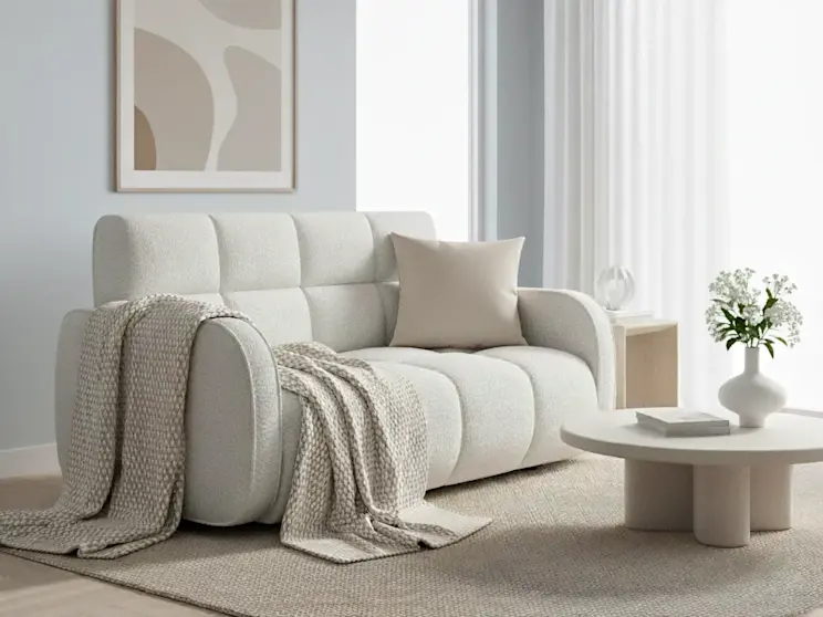 Biała amerykanka Deverio w tkaninie Royal 01, ustawiona w jasnym salonie z delikatnymi dodatkami i naturalnym światłem.