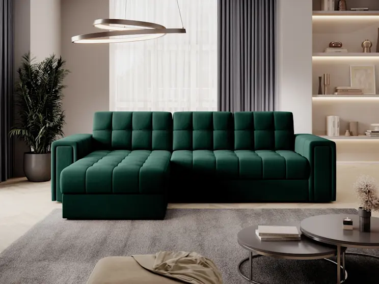 Nowoczesny narożnik Blenvi Lukso 35 w zielonej tapicerce tworzy mocny akcent w salonie. W aranżacji widoczne są okrągłe stoliki, miękki dywan i duże przeszklenie, dzięki czemu wnętrze wygląda lekko i przytulnie.