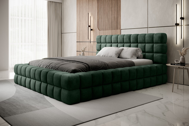 Łóżko tapicerowane Dizzle 160x200 cm w tkaninie Amore 35 ciemnozielony, ujęcie z boku w nowoczesnym wnętrzu z dużym oknem i jasnym dywanem.