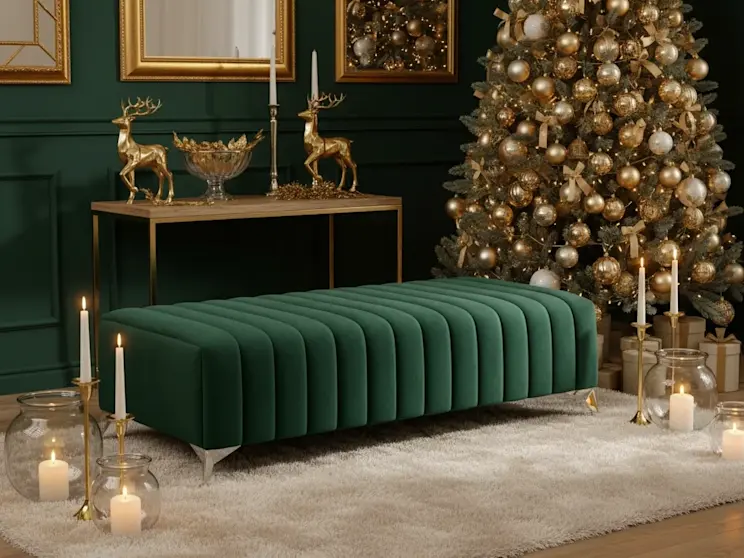 Zielona pufa Laurence Nube 35 w eleganckim świątecznym salonie z choinką, złotymi dekoracjami i świecami tworzącymi luksusowy klimat.
