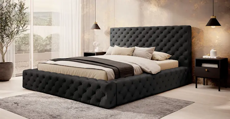 Łóżko Princce z pikowanym zagłówkiem, szafka nocna Lanzzi i lampa Detmer w eleganckiej sypialni o ciepłym oświetleniu i luksusowym charakterze.